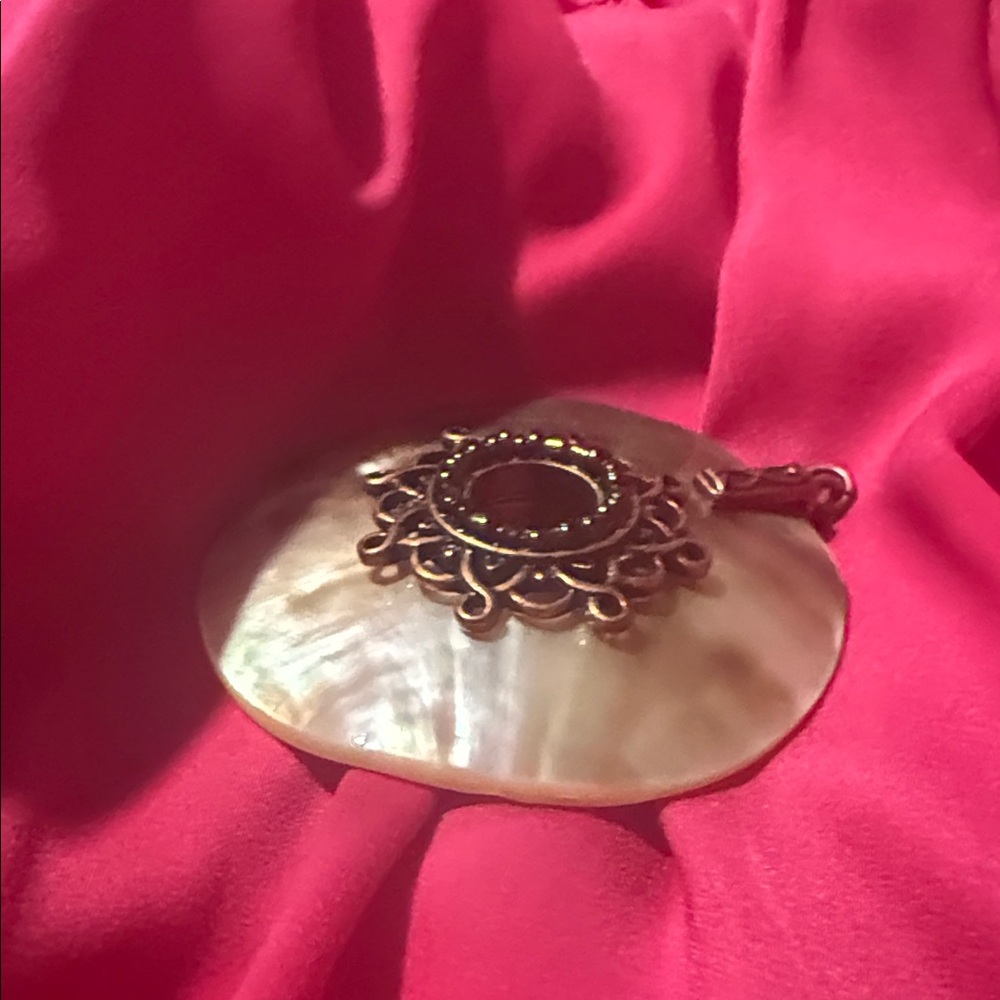 Elegant Mother of Pearl Pendant - Picture 2 of 9